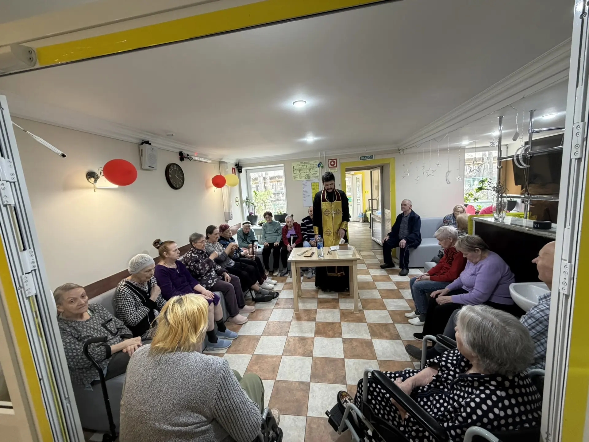 Христос Воскресе ! 🕊 Пасха — праздник надежды, который так важен для каждого, особенно для наших постояльцев. Мы вместе основательно готовил…
